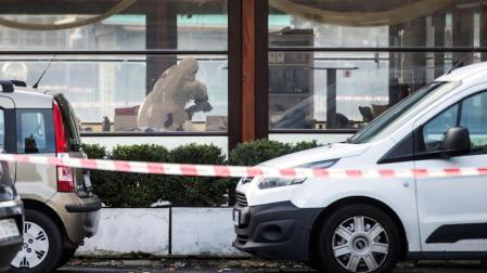 Forenses de los carabinieri analizan la escena del crimen tras el tiroteo en un bar de Roma