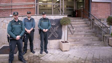 Agentes que auxiliaron a la mujer que sufrió una caída en Pamplona