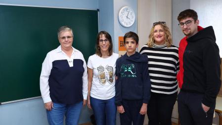 LA FAMILIA DEL TDAH De izda a dcha: Marian Neol Irigoyen (presidenta de la asociación ADHI), Cristina Gil Burguete (madre), Unax Sánchez-Valverde Gil (adolescente de 13 años, con déficit de atención), Nerea Olave Arana (tesorera ADHI) y Óscar Villanueva Olave (joven con TDAH, alumno de 1º de Magisterio, de 19 años) en la sede de la asociación navarra para el tratamiento y estudio del déficit de atención, hiperactividad e impulsividad