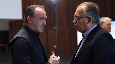 Javier Esparza conversa con Enrique Maya en el último Día del Partido de UPN, celebrado el 27 de noviembre
