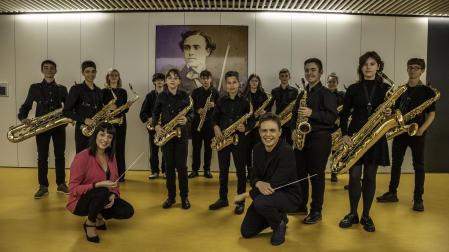 Aurora Vives y Sergio Eslava, profesores de saxofón y música de cámara, junto a los alumnos que integran el ensemble