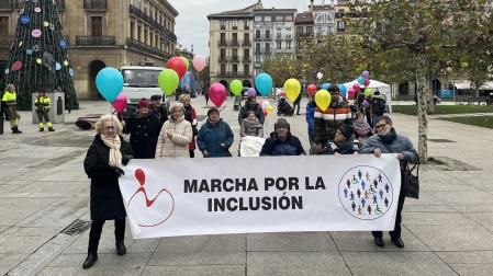 Familiares y amigos de ACODIFNA, manifiestandose ayer en la ‘V Marcha a favor de la Inclusión’
