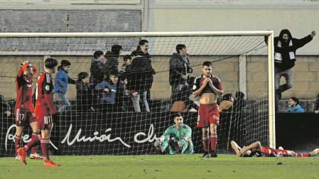Eneko Aguilar, con las manos en la cabeza, Iker Benito, el meta Pablo Valencia e Iker Muñoz se lamentan por el postrero gol del Real Unión
