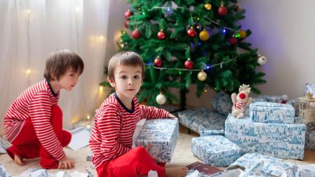 Dos niños abren sus regalos navideños