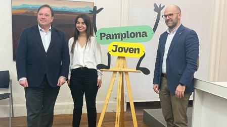 De izq. a dcha., Fernando Sesma, Mariangel García y Fernando Aranguren con el nuevo logo del Plan.