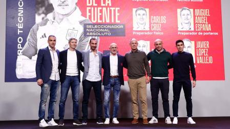 Javier López Vallejo, a la izquierda de la imagen, con el resto del equipo del entrenador de España, Luis de la Fuente, en la presentación de la Ciudad del Fútbol en Las Rozas