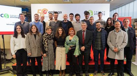 Los trabajadores del Centro Stirling de Navarra, que estrenó espacio, en el acto de este lunes 12 de diciembre.