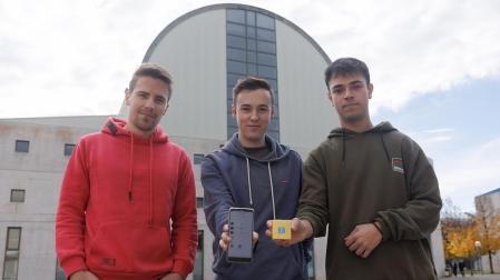 Los estudiantes que han desarrollado la aplicación, en la UPNA. De izda. a dcha., Markel Iruretagoyena Zariquiegui, Xabier Erro Cancel y Jesús Martínez de Lapuente Lacalle