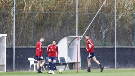 Darko Brasanac, Nacho Vidal y Jorge Herrando durante el entrenamiento en Riudarenses este lunes.
