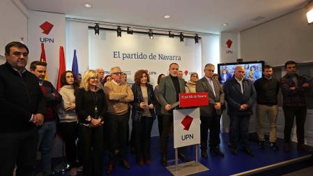 Javier Esparza, rodeado por toda su ejecutiva, da a conocer en una rueda de prensa el respaldo unánime de la dirección del partido a ir solos a las próximas elecciones al Parlamento de Navarra y a los ayuntamientos.