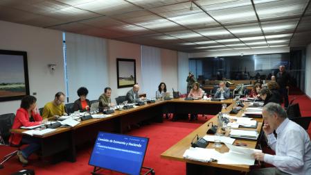 Portavoces de los grupos parlamentarios, ayer, en la Comisión de Economía y Hacienda.