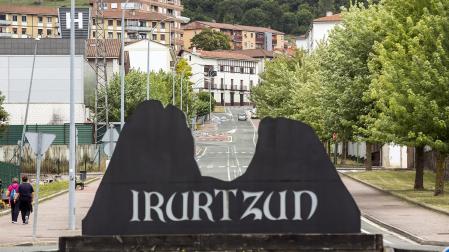 Emblema de las Dos Hermanas, silueteado en uno de los accesos a Irurtzun.