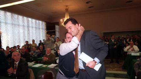 Javier Iturbe, concejal en Pamplona y nuevo presidente del PSN, abraza al recién elegido secretario general en 1997, Juan José Lizarbe