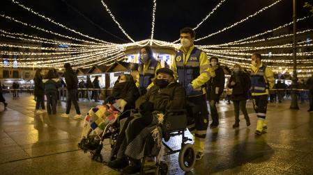 Voluntarios de DYA pasean en las navidades de 2020 a una pareja del programa ‘Sube y baja’.