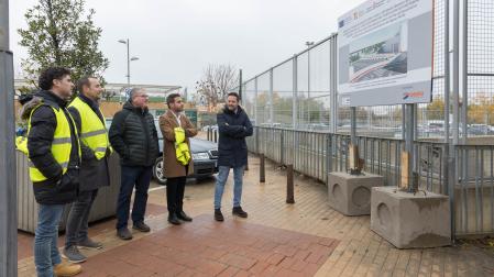 El alcalde Alejandro Toquero y el edil Zeus Pérez, a la dcha., junto a técnicos observando un panel de la obra.