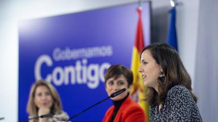La ministra de Transportes, Movilidad y Agenda Urbana; Raquel Sánchez, la ministra de Política Territorial y portavoz del Gobierno, Isabel Rodríguez, y la ministra de Derechos Sociales y Agenda 2030, Ione Belarra, intervienen durante el Consejo de Ministros