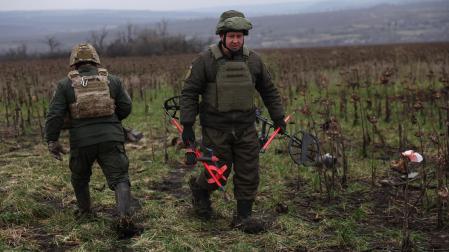 El batallón Dnipro 1 del equipo de desminado de la Guardia Nacional de Ucrania limpia los campos de minas en la región de Donetsk