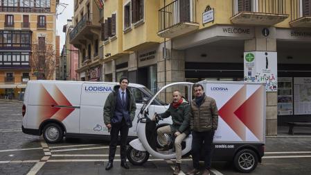 Javier Avello, director de Innovación de Lodisna; Fermín Alonso, concejal de Movilidad; y Carlos Arellano, de Empark (gestora del aparcamiento Blanca de Navarra), durante la presentación de los vehículos eléctricos que recorrerán las calles de Pamplona.