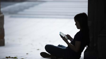 Una joven, con una tablet