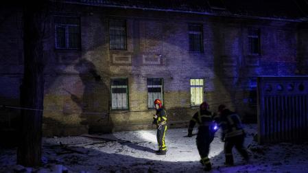 Equipos de rescate, junto a un edificio bombardeado por drones en Kiev