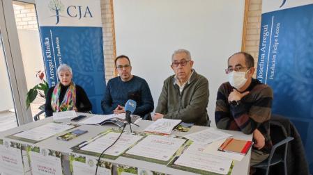 De izquierda a derecha, Nekane San Román, Joseba Arregui, Patxi Goikoetxea y Javier Casteig, en la presentación de la campaña de recaudación de fondos para la Clínica Josefina Arregui