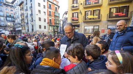 Imagen de la tradicional ronda de villancicos escolar en las calles del centro de Pamplona.