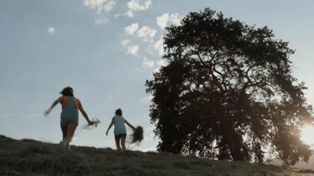 Fotograma del cortometraje 'Cuando crece la hierba' de María Monreal
