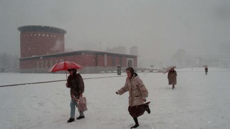 Unos niños juegan en la zona del Planetario durante la nevada del 16 de diciembre de 1997