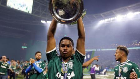 Endrick, con el trofeo del campeonato brasileño con el Palmeiras