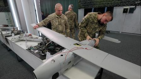 Militares ucranianos desmantelan partes de drones utilizados en ataques rusos