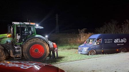 El agricultor de Caparroso y policías forales, preparando todo para tirar de la furgoneta.
