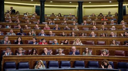 La ministra de Hacienda, María Jesús Montero, y la vicepresidenta segunda del Gobierno y ministra de Trabajo, Yolanda Díaz, en el pleno del Congreso de los Diputados