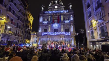 Actuación del coro infantil del Orfeón Pamplonés durante el pregón navideño en la plaza Consistorial