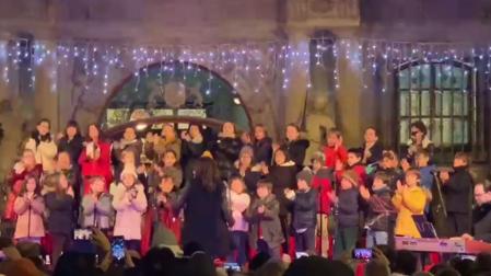 Vídeo de la actuación del coro infantil del Orfeón Pamplonés durante el pregón navideño en Pamplona