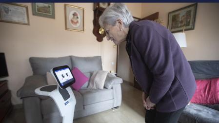 María Teresa Echalecu, en su domicilio, con el robot asistencial