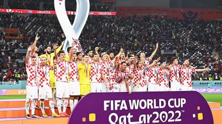 Croacia recibe la medalla de tercer clasificado del Mundial de Catar 2022 tras vencer a Marruecos en la final de consolación.