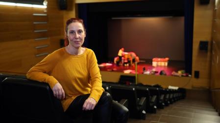 La dramaturga, directora y compositora Adriana Olmedo, en el Auditorio de Berriozar