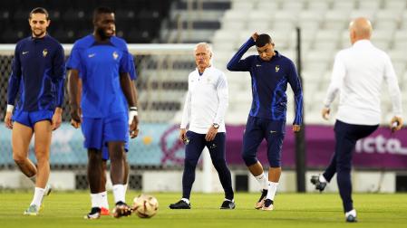 Didier Deschamps junto a Kyliam Mbappe en el entrenamiento de Francia antes de la final de Catar