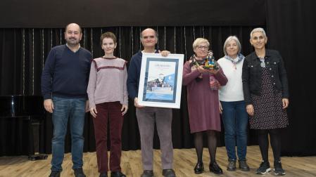A: BLANCA ALDANONDO
F: 17/12/2022
P:  DE IZDA. A DCHA.; OSCAR RODRIGUEZ CAPARROS (AMIGOS OLENTZERO), LOS USUARIOS Y RESPONSABLE ANASAPS EN TUDELA, BIANCA KIS, ISMAEL SOLA GARCIA Y MARIA ANTONIA HUGUET LACARRA, PATRICIA LORENTE SEVILLA Y ARGIÑE KORTA ARANBURU (MIEMBRO Y PRESIDENTA AMIGOS DE OLETZERO, RESPECTIVAMENTE)
L: TUDELA
T: 21 EDICION DEL PREMIO OLENTZERO A LA ASOCIACION ANASAPS Y ENTREGA DE PREMIOS DEL CONCURSO DE DIBUJO. ASOCIACION DE AMIGOS DE OLENTZERO