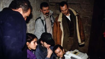 El actor y cantante Miguel Bosé, de pie a la derecha, observa una toma de la película que rodaba en Navarra