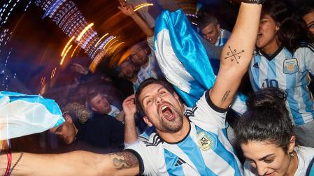 Argentinos celebran en Pamplona el título mundial logrado en Catar 2022.