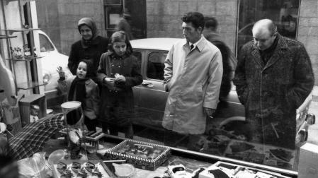 Un grupo de personas mira el escaparate de una juguetería en 1972