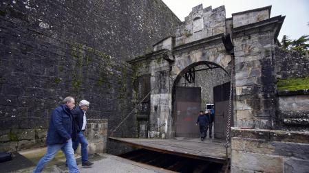 Este lunes se ha realizado la prueba de los engranajes, cadenas y tablero del puente levadizo del Portal de Francia, de cara a la llegada de la Cabalgata de Reyes a Pamplona, el próximo 5 de enero.