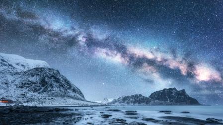 Imagen de la vía láctea sobre las montañas nevadas de las Islas Lofoten, en Noruega