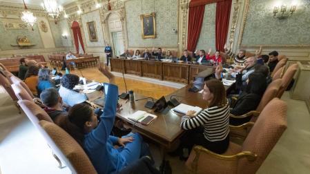 Los concejales de Navarra Suma, en el momento que votaron para aprobar el presupuesto
