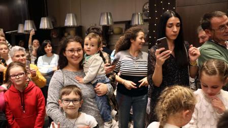 Fotos de la entrega de regalos a los niños ucranianos refugiados en Pamplona
