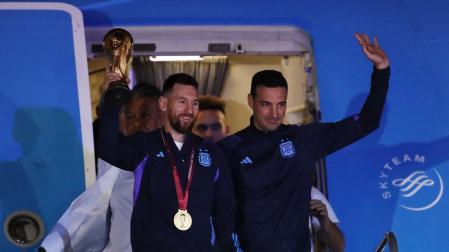 Messi y Scaloni saludan con el trofeo de campeones del mundo al aterrizar en Buenos Aires
