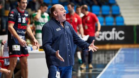 Zupo Equisoain da instrucciones a los jugadores del BM Nava en su visita al pabellón Anaitasuna la pasada temporada.