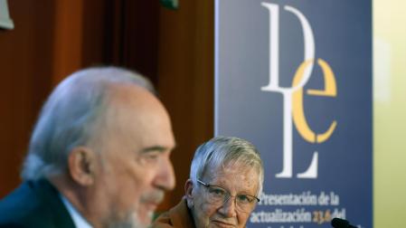 El director de la RAE y presidente de la ASALE, Santiago Muñoz Machado, y la directora de la 24.ª edición del Diccionario de la Lengua Española (DLE), la académica Paz Battaner, durante la rueda de prensa para dar a conocer las novedades de la versión electrónica 23.6 del DLE