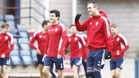 Manu Sánchez y Kike García durante el entrenamiento en Tajonar